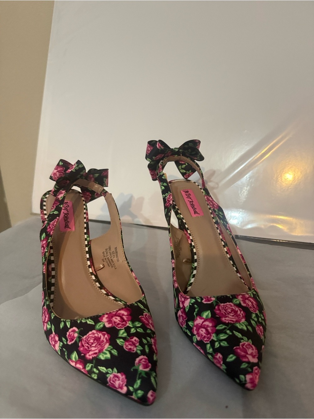 Betsey Johnson Black Floral Pointed-Toe Slingback Heels with Pink Roses - Picture 3 of 10